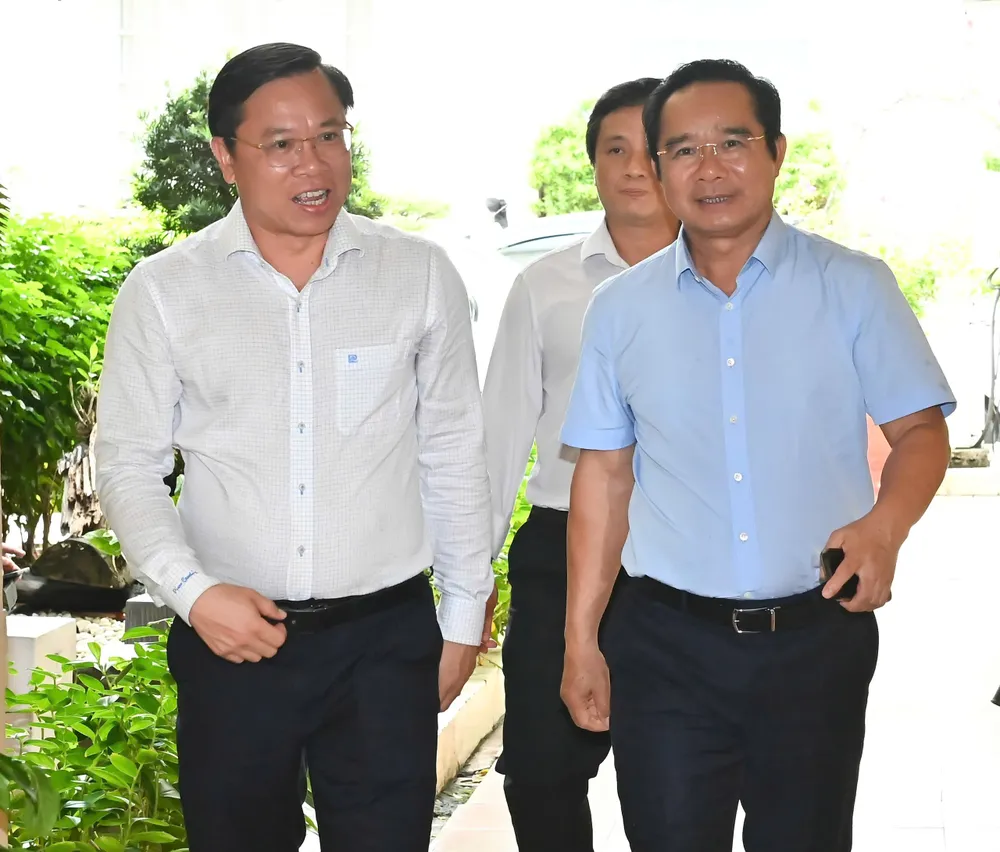 Chủ tịch UBND TPHCM Nguyễn Văn Được và Bí thư Quận ủy quận Bình Tân Huỳnh Khắc Điệp. Ảnh: VIỆT DŨNG e4cf9e5091a725f97cb6.jpg