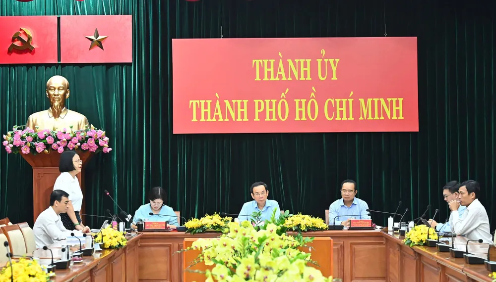 Giám đốc Trung tâm Chuyển đổi số TPHCM Võ Thị Trung Trinh báo cáo. Ảnh: VIỆT DŨNG 55a262e3d66c62323b7d(1).jpg