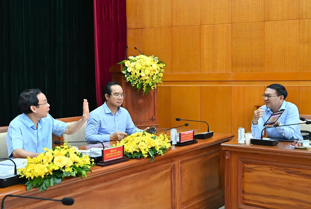 Bí thư Thành ủy TPHCM Nguyễn Văn Nên và Chủ tịch UBND TPHCM Nguyễn Văn Được trao đổi với Giám đốc Sở KH-CN TPHCM Lâm Đình Thắng. Ảnh: VIỆT DŨNG 653acbec2a629e3cc773.jpg