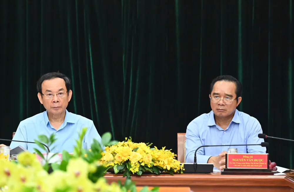 Đồng chí Nguyễn Văn Nên và đồng chí Nguyễn Văn Được dự hội nghị tại điểm cầu chính. Ảnh: VIỆT DŨNG 7b42d0076488d0d68999.jpg