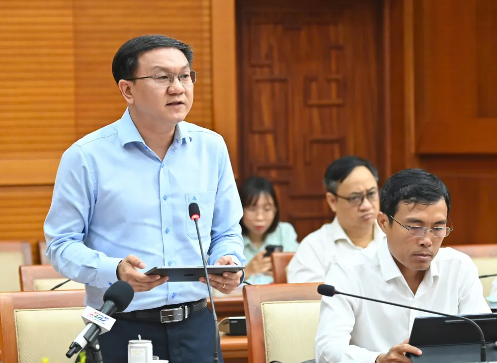 Giám đốc Sở KH-CN TPHCM Lâm Đình Thắng báo cáo. Ảnh: VIỆT DŨNG a9256062d4ed60b339fc.jpg