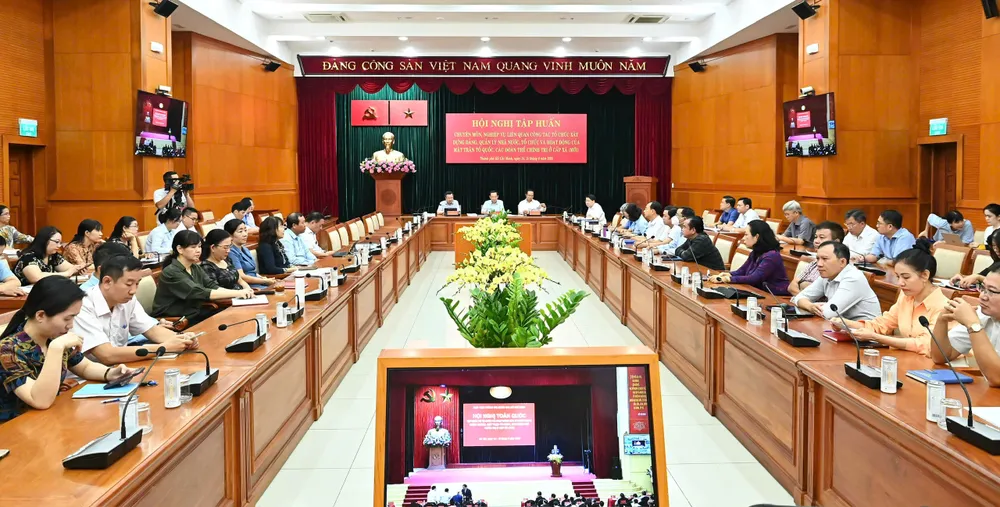 Bí thư Thành ủy TPHCM Nguyễn Văn Nên và các đồng chí dự hội nghị tại điểm cầu TPHCM. Ảnh: VIỆT DŨNG 9841e5a4900824567d19.jpg