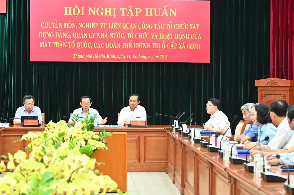 Bí thư Thành ủy TPHCM Nguyễn Văn Nên và các đồng chí dự hội nghị tại điểm cầu TPHCM. Ảnh: VIỆT DŨNG aa0787e4f24846161f59.jpg