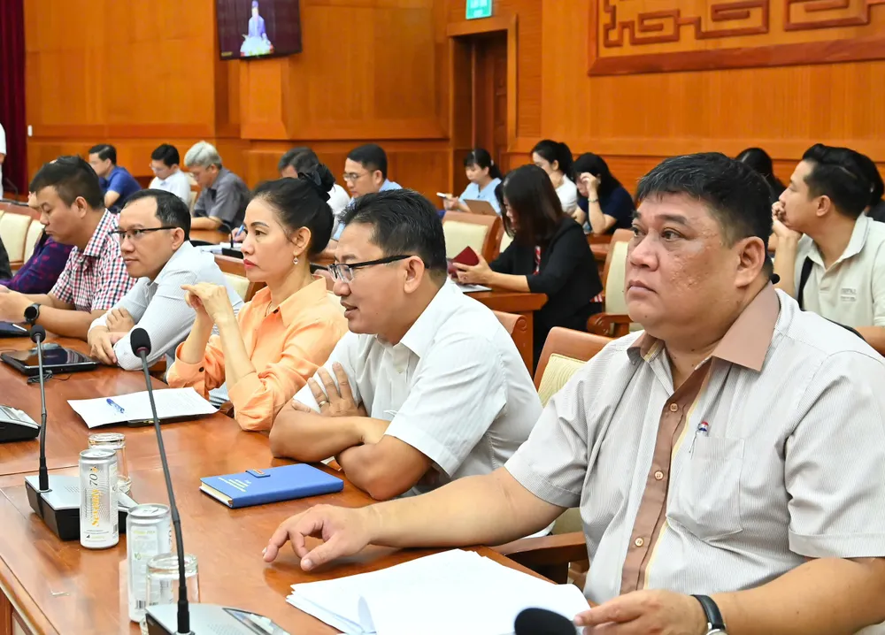 Cán bộ, công chức dự hội nghị tại điểm cầu TPHCM. Ảnh: VIỆT DŨNG ebe4c703b2af06f15fbe.jpg