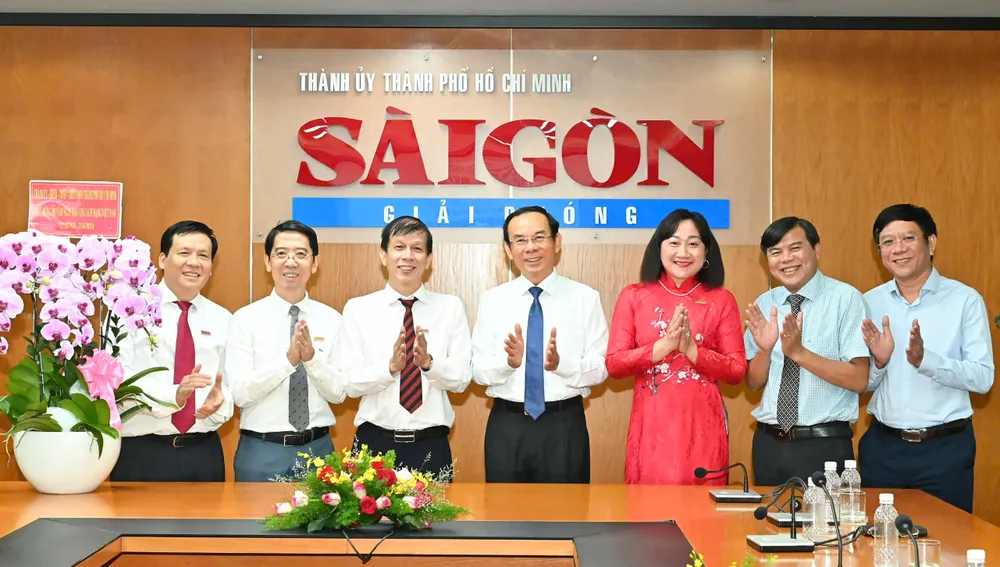 Đồng chí Nguyễn Văn Nên, đồng chí Tăng Hữu Phong và đồng chí Nguyễn Ngọc Hồi chúc mừng Ban Biên tập Báo Sài Gòn Giải Phóng. Ảnh: VIỆT DŨNG 1b5826d20c81bbdfe290.jpg