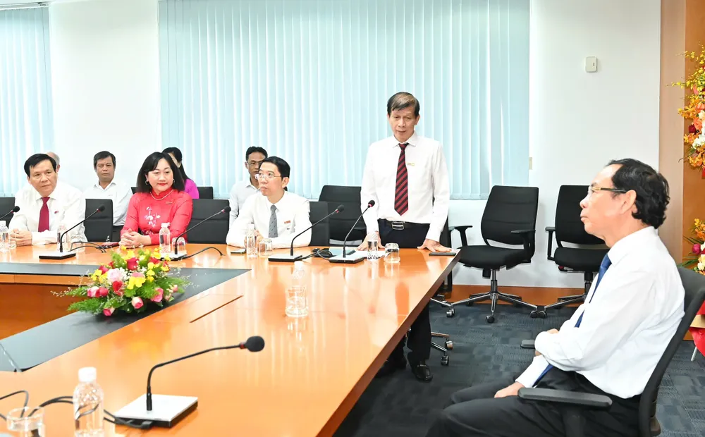 Nhà báo Nguyễn Khắc Văn báo cáo về tình hình hoạt động của Báo Sài Gòn Giải Phóng. Ảnh: VIỆT DŨNG 9eee94b9b1ea06b45ffb.jpg