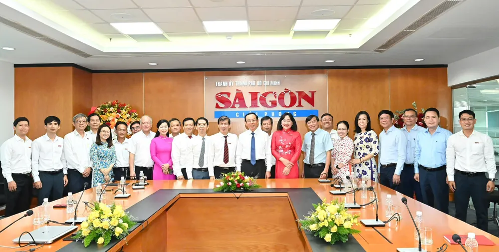 Bí thư Thành ủy TPHCM Nguyễn Văn Nên đến thăm, chúc mừng Báo SGGP. Ảnh: VIỆT DŨNG ca58b0269a752d2b7464.jpg