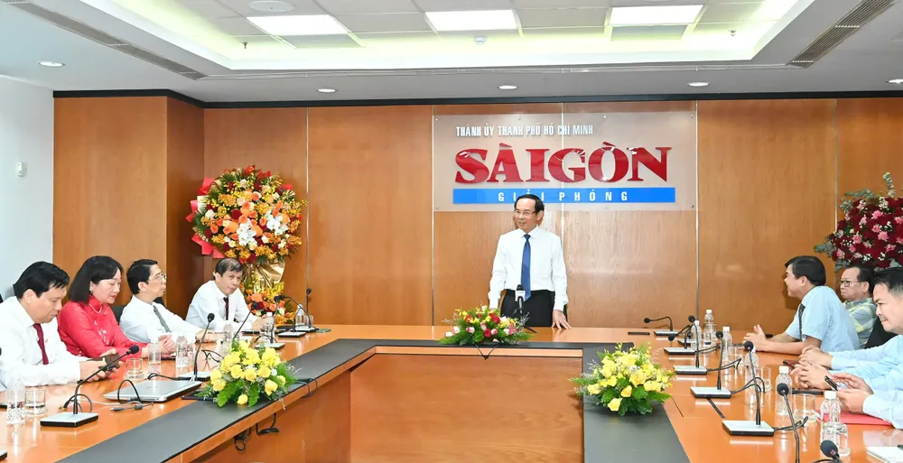 Bí thư Thành ủy TPHCM trân trọng ghi nhận những đóng góp của các thế hệ người làm Báo Sài Gòn Giải Phóng. Ảnh: VIỆT DŨNG d1ef9008ba5b0d05544a.jpg