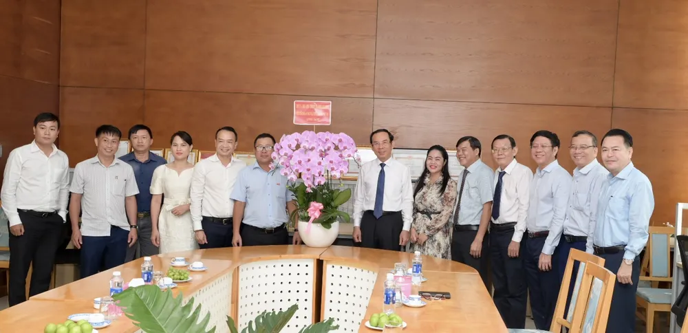Bí thư Thành ủy TPHCM Nguyễn Văn Nên đến thăm, chúc mừng Cơ quan đại diện Báo Nhân Dân tại khu vực miền Nam. Ảnh: VĂN MINH DSC_9089.jpeg