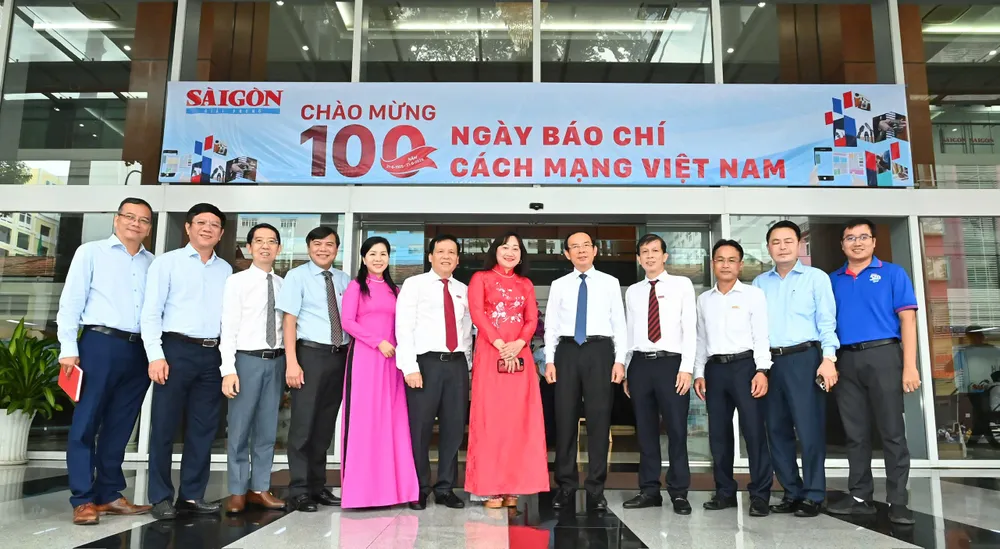 Bí thư Thành ủy TPHCM Nguyễn Văn Nên đến thăm, chúc mừng Báo Sài Gòn Giải Phóng. Ảnh: VIỆT DŨNG e2bde8adc2fe75a02cef.jpg