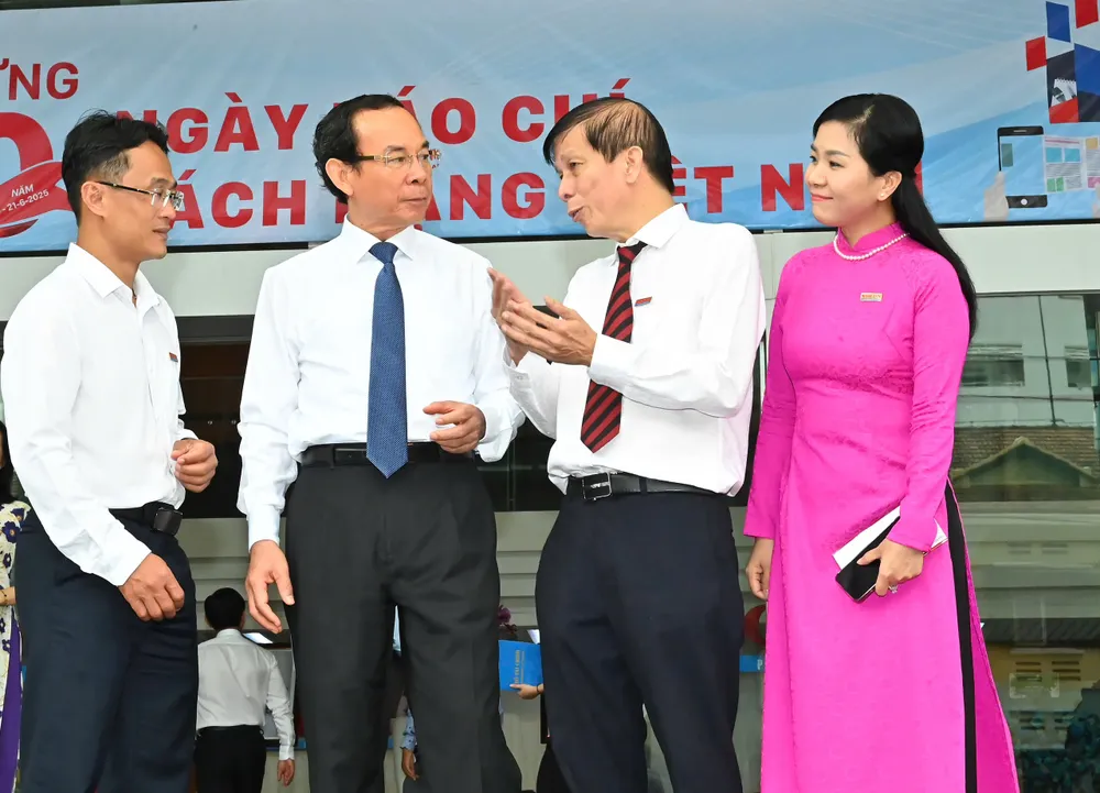 Bí thư Thành ủy TPHCM Nguyễn Văn Nên trò chuyện với lãnh đạo, cán bộ Báo Sài Gòn Giải Phóng. Ảnh: VIỆT DŨNG IMG_6321.jpeg