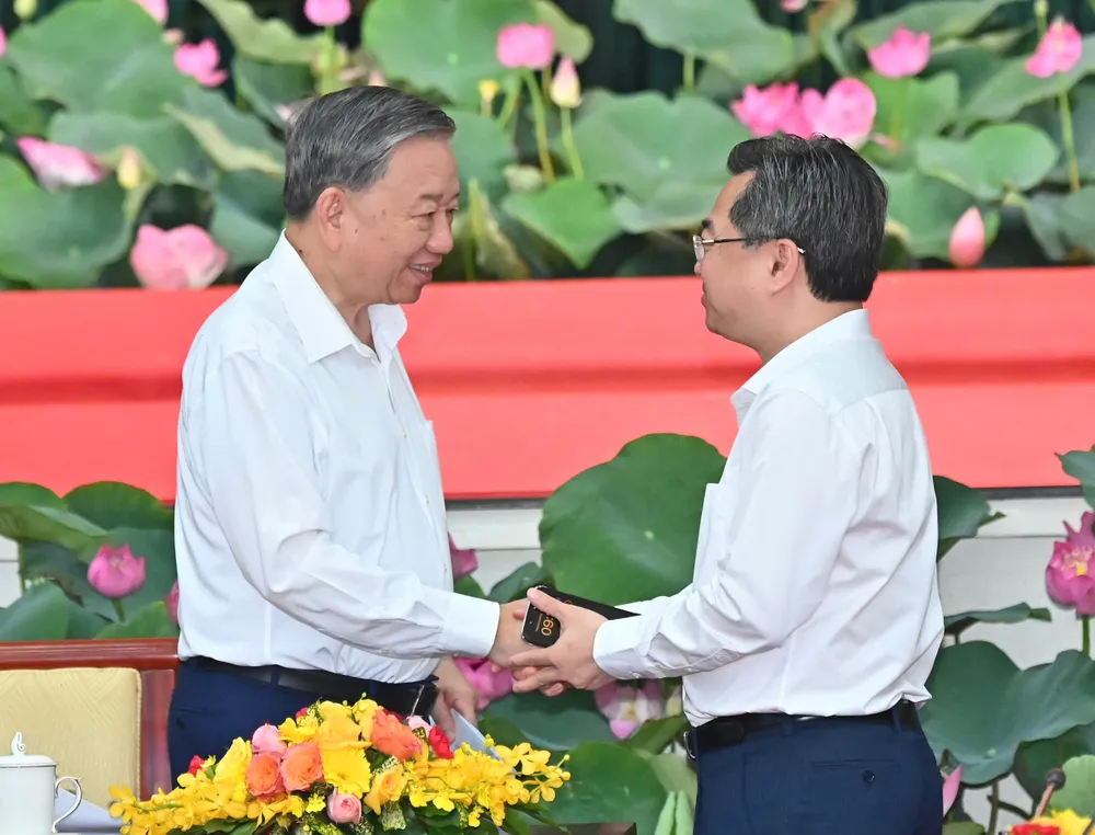 Tổng Bí thư Tô Lâm và Phó Bí thư Thường trực Thành ủy TPHCM Nguyễn Thanh Nghị. Ảnh: VIỆT DŨNG 1547d6348c573b096246.jpg