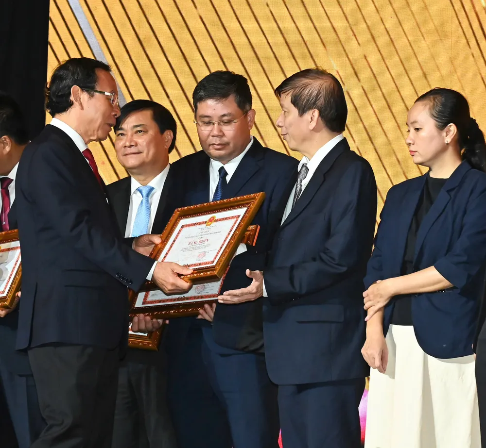 Bí thư Thành ủy TPHCM Nguyễn Văn Nên trao bằng khen. Ảnh: VIỆT DŨNG 0f82b2e0d69661c83887.jpg