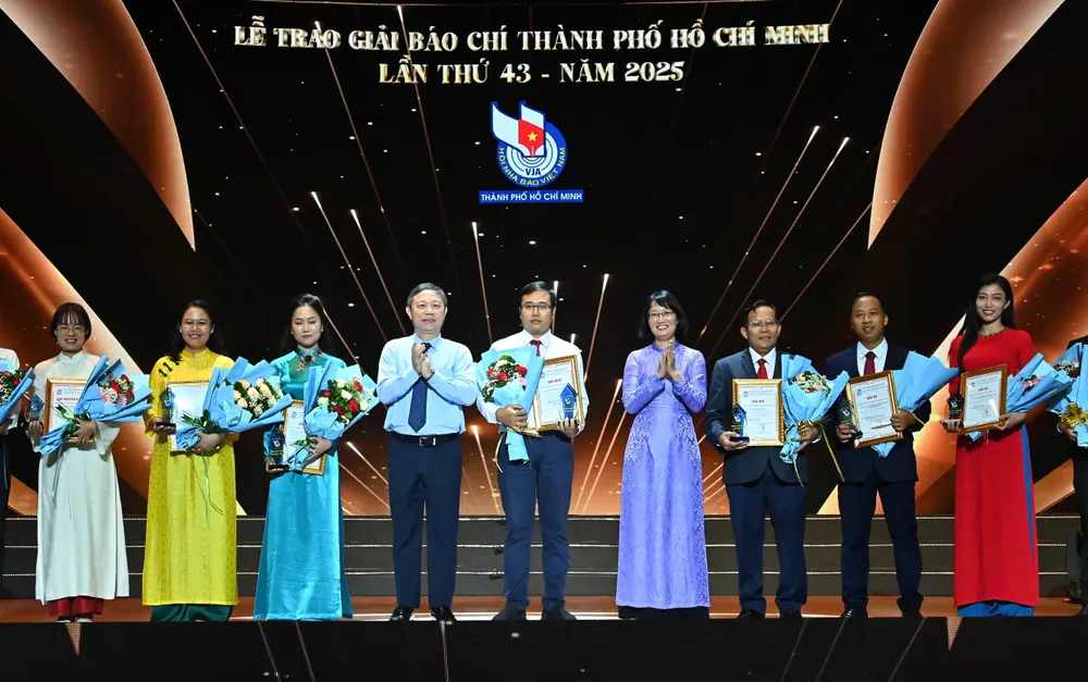 Phó Chủ tịch UBND TPHCM Trần Thị Diệu Thúy và Bí thư Quận ủy quận 1 Dương Anh Đức trao giải cho nhóm tác giả, tác giả đạt giải ở nhóm giải chính luận. Ảnh: VIỆT DŨNG 296c33dc4dacfaf2a3bd.jpg