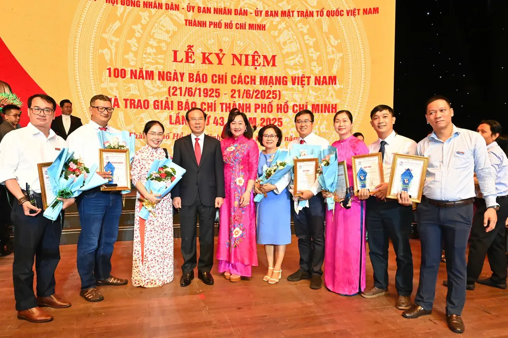 Bí thư Thành ủy TPHCM Nguyễn Văn Nên và đội ngũ những người làm Báo Sài Gòn Giải Phóng. Ảnh: VIỆT DŨNG 658fe608-bb3d-4c22-a59b-2aaef966b097.jpg
