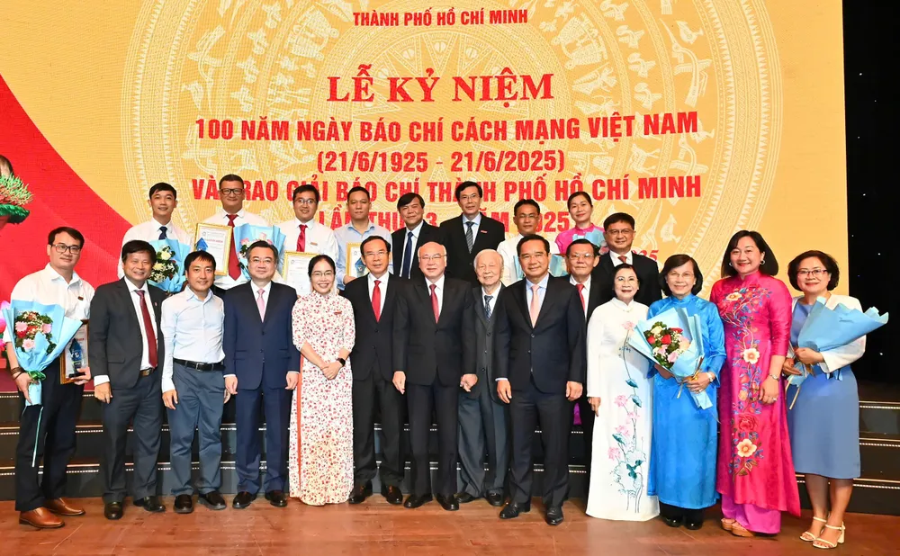 Bí thư Thành ủy TPHCM Nguyễn Văn Nên, Phó Bí thư Thường trực Thành ủy TPHCM Nguyễn Thanh Nghị, Chủ tịch UBND TPHCM Nguyễn Văn Được và các đồng chí lãnh đạo, nguyên lãnh đạo TPHCM chụp ảnh lưu niệm cùng đội ngũ những người làm Báo Sài Gòn Giải Phóng. Ảnh: VIỆT DŨNG 74f009697719c0479908.jpg