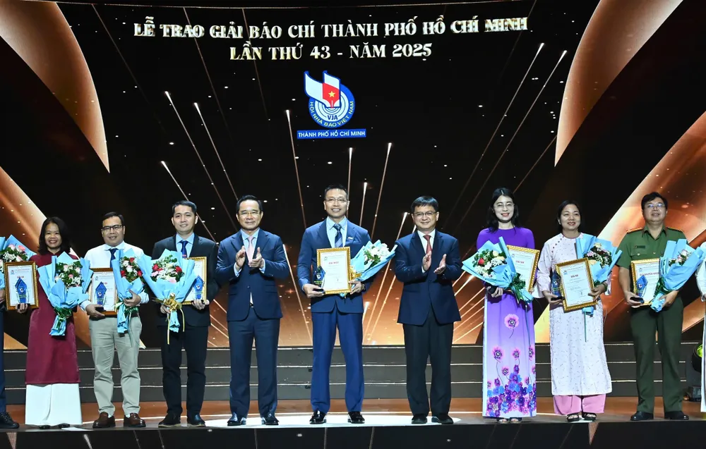 Chủ tịch UBND TPHCM Nguyễn Văn Được cùng Trưởng Ban Tuyên giáo và Dân vận Thành ủy TPHCM Nguyễn Mạnh Cường trao giải. Ảnh: VIỆT DŨNG 89571382c6f471aa28e5.jpg