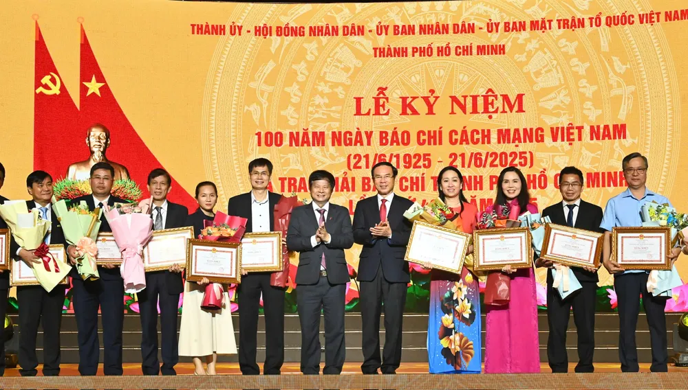 Bí thư Thành ủy TPHCM Nguyễn Văn Nên và Phó Chủ tịch Hội Nhà báo Việt Nam Trần Trọng Dũng trao bằng khen. Ảnh: VIỆT DŨNG 8dfbbb13f263453d1c72(1).jpg