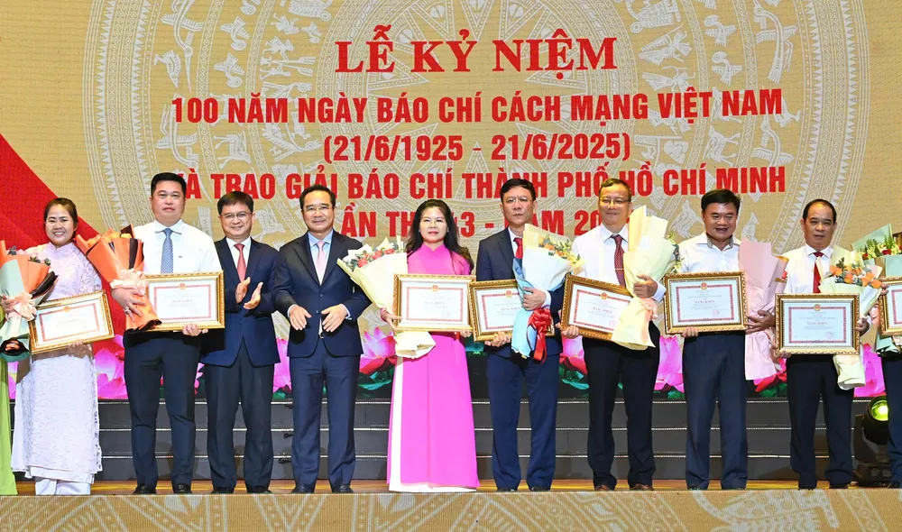 Chủ tịch UBND TPHCM Nguyễn Văn Được cùng Trưởng Ban Tuyên giáo và Dân vận Thành ủy TPHCM Nguyễn Mạnh Cường trao bằng khen. Ảnh: VIỆT DŨNG eb030cd575a5c2fb9bb4.jpg