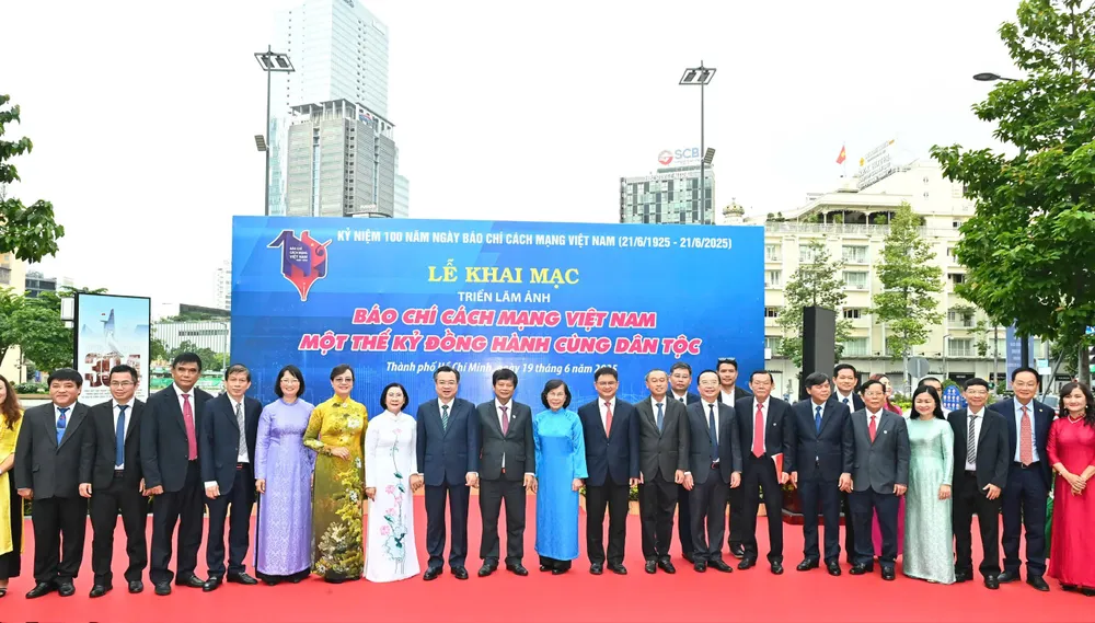 Phó Bí thư Thường trực Thành ủy TPHCM Nguyễn Thanh Nghị cùng các đại biểu dự triển lãm ảnh. Ảnh: VIỆT DŨNG IMG_6456.jpeg