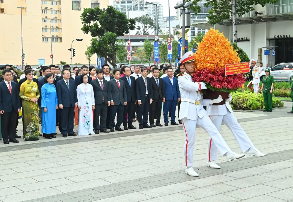 Đoàn đại biểu dâng hoa tưởng nhớ Chủ tịch Hồ Chí Minh nhân kỷ niệm 100 năm Ngày Báo chí Cách mạng Việt Nam. Ảnh: VIỆT DŨNG IMG_6461.jpeg