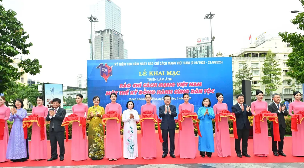 Phó Bí thư Thường trực Thành ủy TPHCM Nguyễn Thanh Nghị cùng các đại biểu khai mạc triển lãm ảnh. Ảnh: VIỆT DŨNG IMG_6468.jpeg