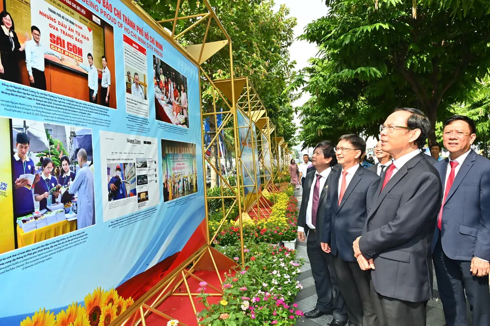 Trước khi vào dự Chương trình biểu diễn nghệ thuật chào mừng Kỷ niệm 100 năm Ngày Báo chí cách mạng Việt Nam (21-6-1925 – 21-6-2025) và Lễ trao giải Báo chí TPHCM, lần thứ 43 - năm 2025, Bí thư Thành ủy TPHCM Nguyễn Văn Nên tham quan triển lãm. Ảnh: VIỆT DŨNG IMG_6489.jpeg