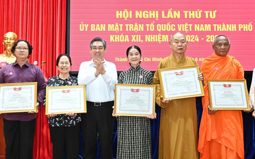 Đồng chí Nguyễn Phước Lộc trao Bằng khen cho các tập thể, cá nhân có thành tích thực hiện tốt việc học tập và làm theo tư tưởng, đạo đức, phong cách Hồ Chí Minh, giai đoạn 2016-2025. Ảnh: VIỆT DŨNG 69d33b22912626787f37.jpg