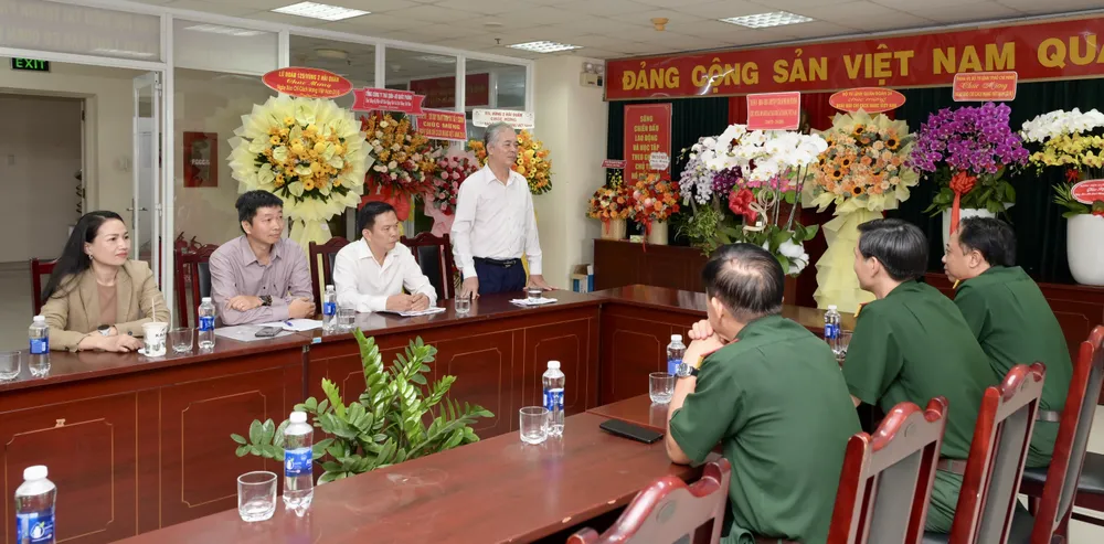 Đồng chí Ngô Minh Châu gửi lời thăm hỏi, lời chúc đến Cơ quan Thường trực Trung tâm Phát thanh - Truyền hình Quân đội nhân dân tại TPHCM. Ảnh: VĂN MINH DSC_9383.jpeg