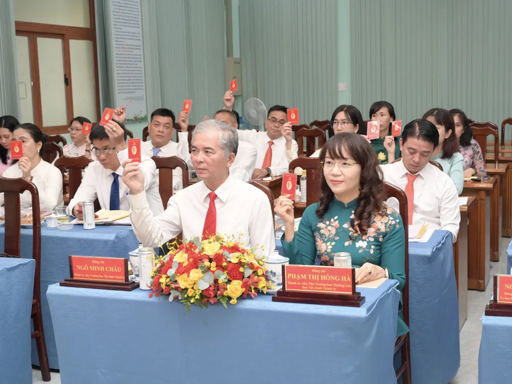 Đại biểu dự hội nghị biểu quyết thông qua Nghị quyết đại hội. Ảnh: VĂN MINH DSC_9912.jpeg