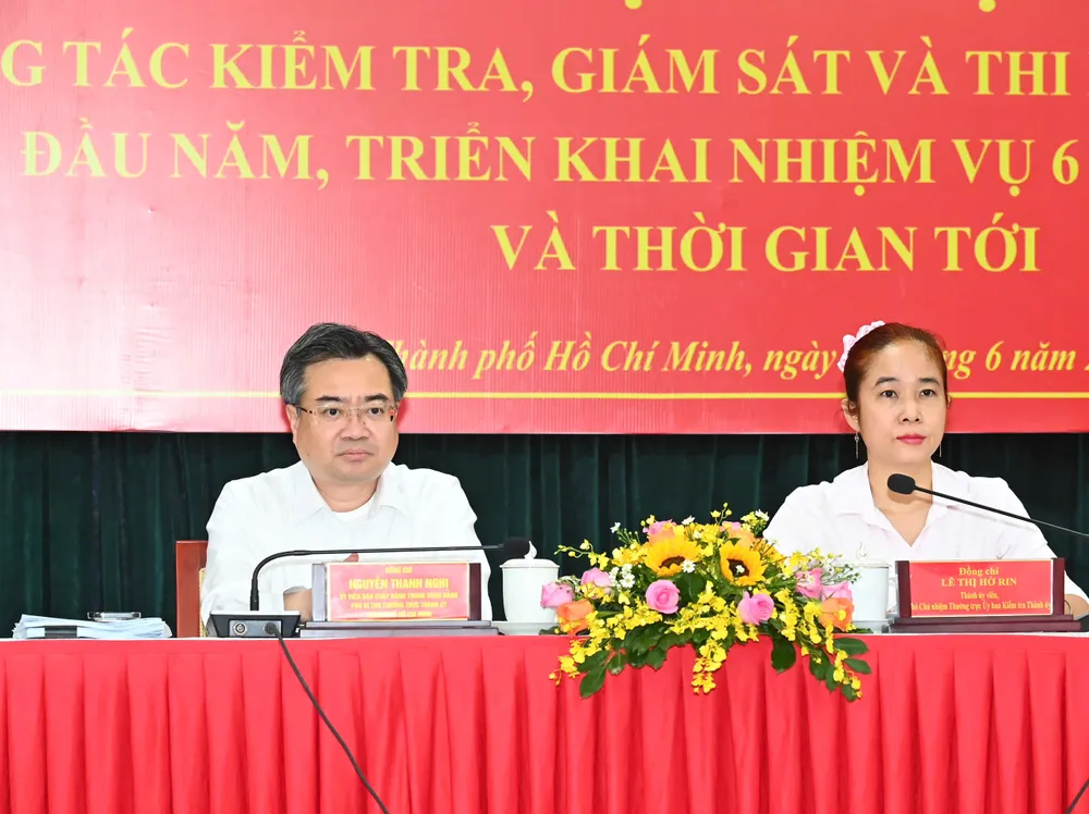 Đồng chí Nguyễn Thanh Nghị và đồng chí Lê Thị Hờ Rin dự, chủ trì tại điểm cầu TPHCM. Ảnh: VIỆT DŨNG c56fbd71ee4a5914005b.jpg