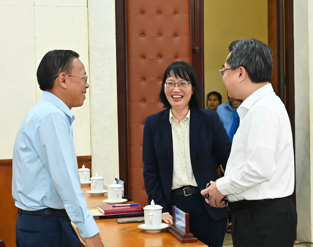 Đồng chí Nguyễn Thanh Nghị trao đổi với lãnh đạo UBND TPHCM và TP Thủ Đức. Ảnh: VIỆT DŨNG 016a63f1013eb660ef2f.jpg
