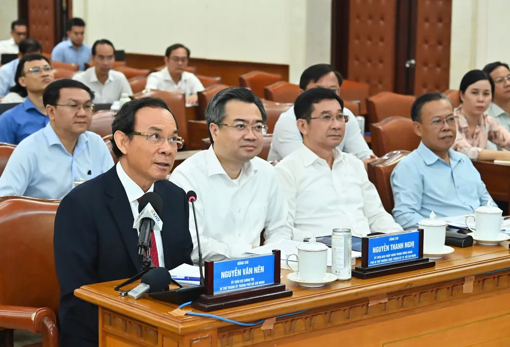 Le Comité permanent du Parti de Hô-Chi-Minh-Ville a assisté à la conférence au pont du siège du Conseil populaire de Hô-Chi-Minh-Ville. Photo : VIET DUNG 0bac8c6ffca14bff12b0.jpg