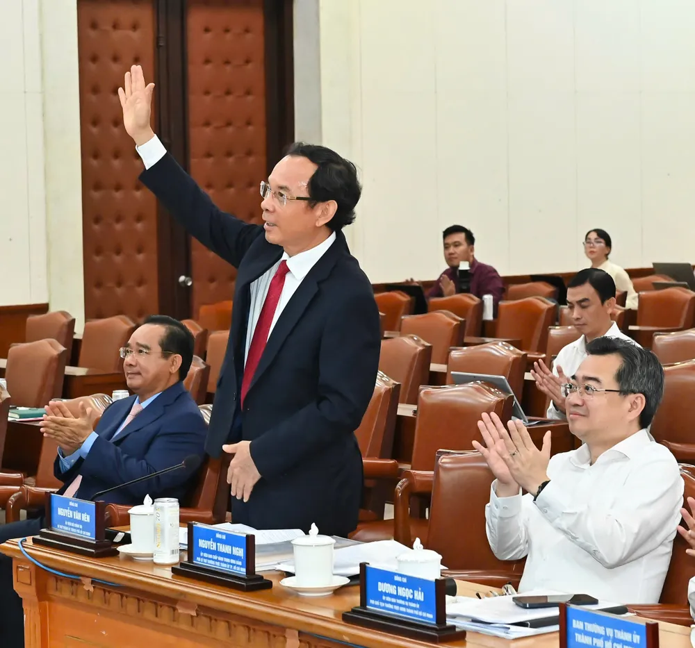 Đồng chí Nguyễn Văn Nên dự và chủ trì hội nghị. Ảnh: VIỆT DŨNG 51b4ac7a30b687e8dea7.jpg