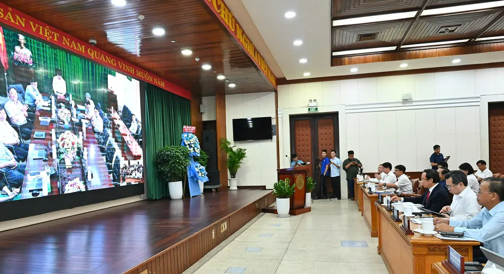 Lãnh đạo TPHCM theo dõi buổi vận hành. Ảnh: VIỆT DŨNG 589bf552859c32c26b8d.jpg