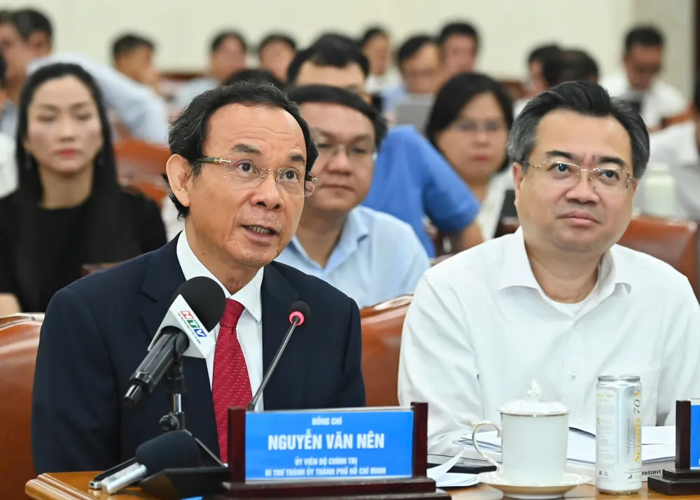 Le secrétaire du Comité du Parti de Hô Chi Minh-Ville a procédé à une inspection surprise des dirigeants présents à la réunion dans 168 quartiers, communes et zones spéciales. Photo : VIET DUNG 6781702c00e2b7bceef3.jpg