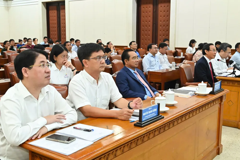 Lãnh đạo TPHCM theo dõi buổi vận hành. Ảnh: VIỆT DŨNG 828c860c93c2249c7dd3.jpg