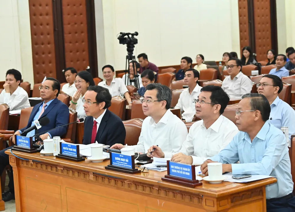 Le Comité permanent du Parti de Hô-Chi-Minh-Ville a assisté à la conférence au pont du siège du Conseil populaire de Hô-Chi-Minh-Ville. Photo : VIET DUNG 896d62cd1203a55dfc12.jpg