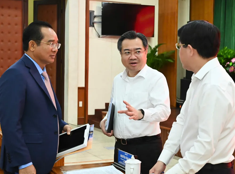 Phó Bí thư Thường trực Thành ủy TPHCM Nguyễn Thanh Nghị trao đổi với Chủ tịch UBND TPHCM Nguyễn Văn Được và Chánh Văn phòng Thành ủy TPHCM Phạm Hồng Sơn. Ảnh: VIỆT DŨNG 935fbb6faea119ff40b0.jpg