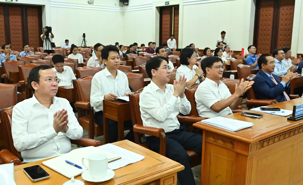 Đại biểu dự hội nghị tại điểm cầu ở trụ sở HĐND - UBND TPHCM vỗ tay chúc mừng buổi vận hành thử nghiệm thành công. Ảnh: VIỆT DŨNG aafbaf0abac40d9a54d5.jpg