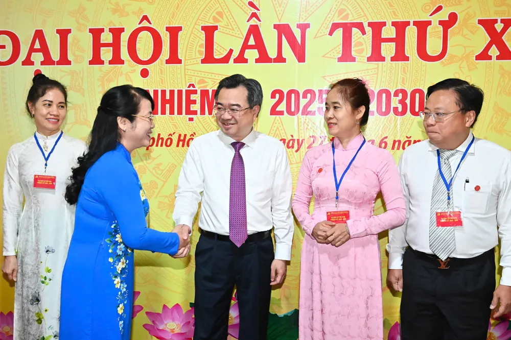 Chủ nhiệm UBKT Thành ủy TPHCM Trần Kim Yến trao đổi với đồng chí Nguyễn Thanh Nghị. Ảnh: VIỆT DŨNG 37528ce4170ca052f91d.jpg