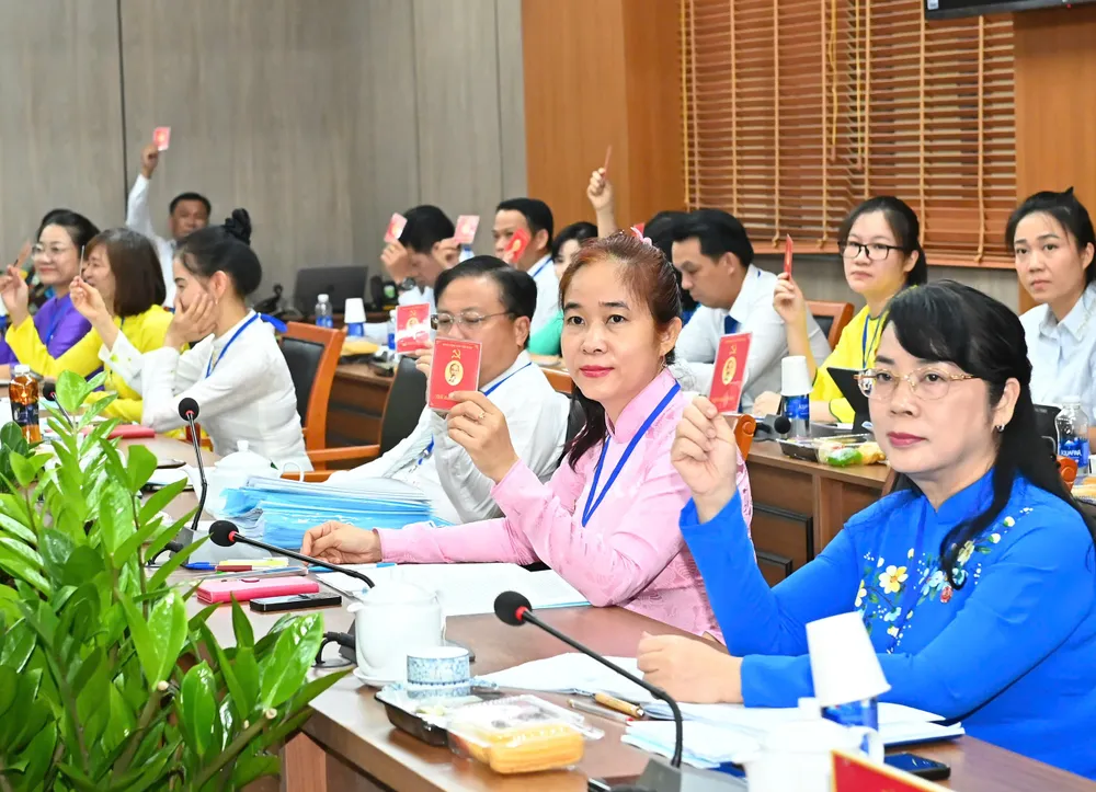 Đại biểu dự đại hội biểu quyết thông qua Nghị quyết Đại hội lần thứ XVIII. Ảnh: VIỆT DŨNG 466a3ea32d4a9a14c35b.jpg