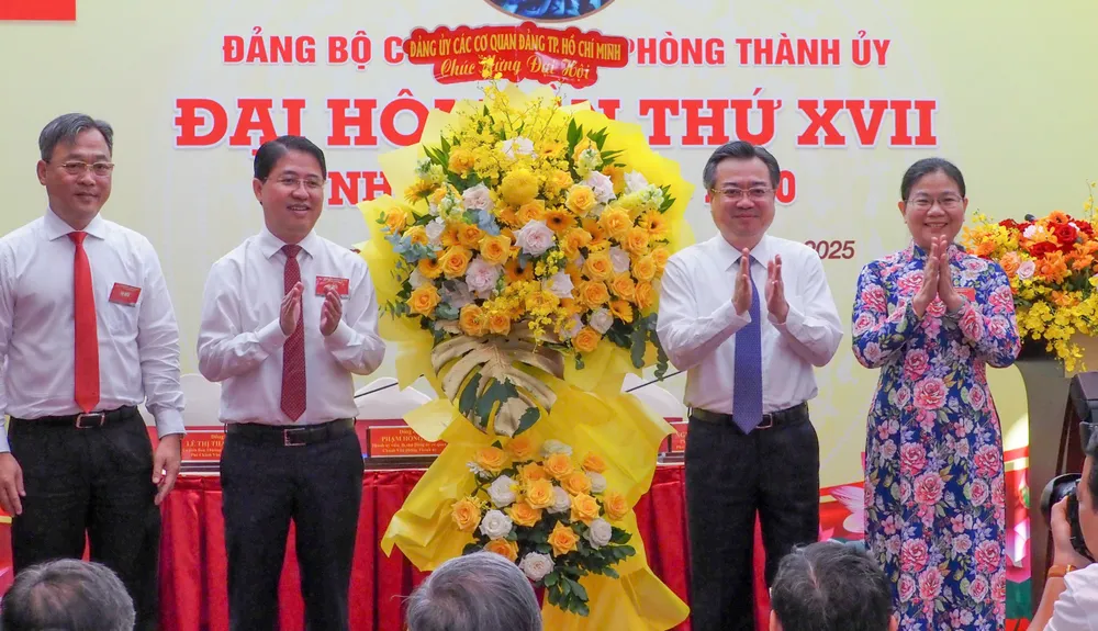 Đồng chí Nguyễn Thanh Nghị tặng hoa chúc mừng đại hội. Ảnh: HOÀNG HÙNG a6faeee5d014674a3e0519.jpg