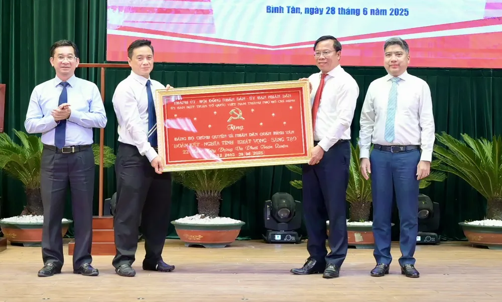 Thành ủy - HĐND - UBND - Ủy ban MTTQ Việt Nam TPHCM tặng 8 chữ vàng "Đoàn kết - Nghĩa tình - Khát vọng - Sáng tạo" cho Đảng bộ, chính quyền và nhân dân quận Bình Tân. Ảnh: VĂN MINH DSC_0106.jpeg