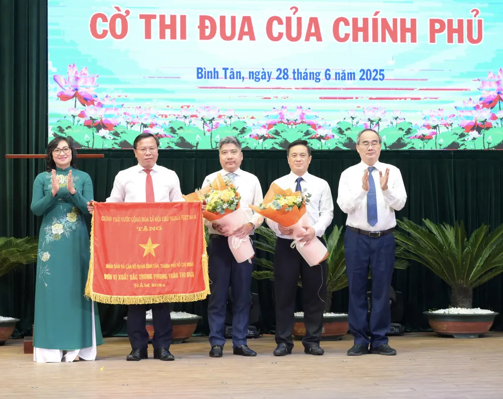 Đồng chí Nguyễn Thiện Nhân và đồng chí Phan Thị Thắng trao Cờ thi thua của Chính phủ. Ảnh: VĂN MINH DSC_0135.jpeg