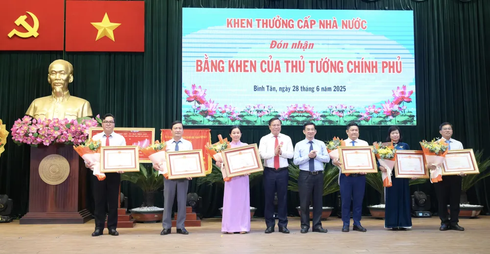 Phó Chủ tịch Thường trực UBND TPHCM Dương Ngọc Hải và Bí thư Quận ủy quận Bình Tân Huỳnh Khắc Điệp trao Bằng khen của Thủ tướng Chính phủ đến 6 cá nhân. Ảnh: VĂN MINH DSC_0559.jpeg