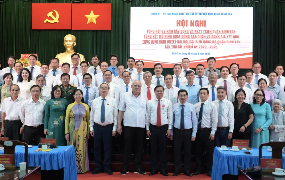 Đồng chí Nguyễn Thiện Nhân và đồng chí Phan Thị Thắng cùng các đại biểu dự hội nghị. Ảnh: VĂN MINH DSC_0584.jpeg