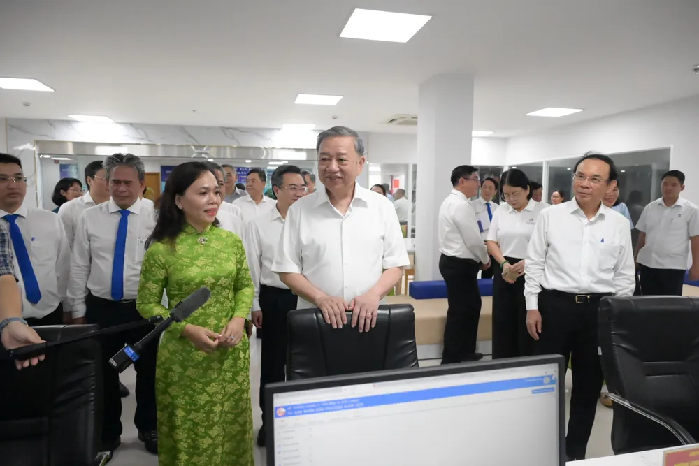 Tổng Bí thư Tô Lâm và đoàn công tác Trung ương, Thành ủy TPHCM khảo sát thực tế, trao đổi với cán bộ và nhân dân tại Trung tâm Phục vụ hành chính công phường Xuân Hòa. Ảnh: VĂN MINH DSC_0836.jpeg