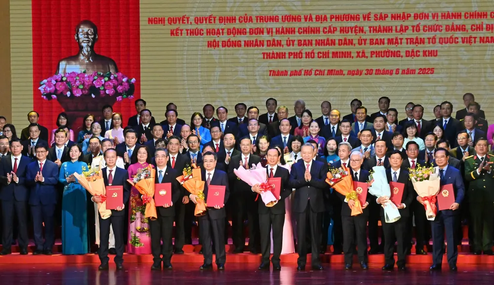 Tổng Bí thư Tô Lâm trao Quyết định của Bộ Chính trị về chỉ định Ban Chấp hành Đảng bộ TPHCM mới và Ban Thường vụ Thành ủy TPHCM mới, nhiệm kỳ 2020-2025. Ảnh: VIỆT DŨNG 0196fb7a59f1eeafb7e0.jpg
