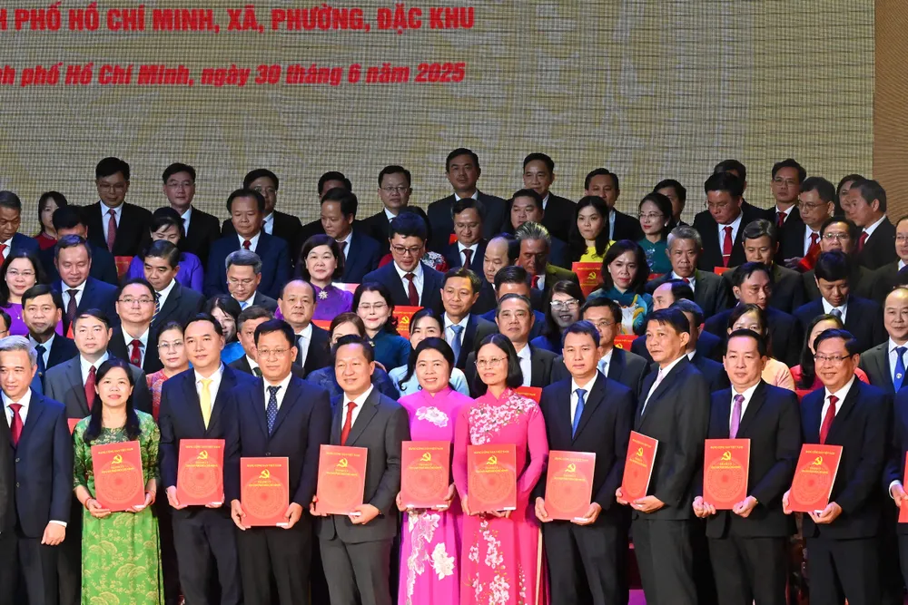 168 Bí thư phường, xã, đặc khu của TPHCM nhận quyết định. Ảnh: VIỆT DŨNG 0f8b11d9f8534f0d1642.jpg